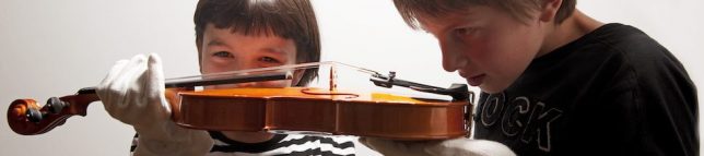 Foto Kinder schnuppern an einer Geige