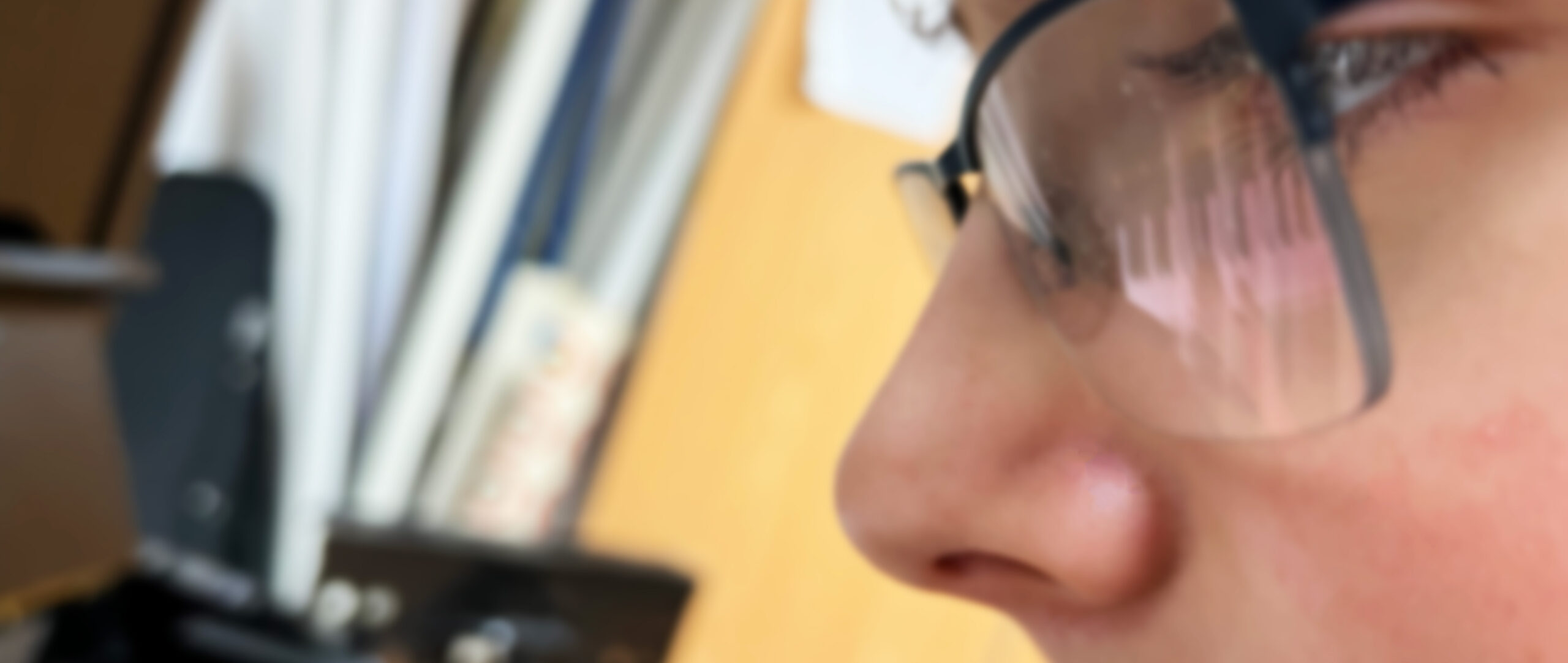 Nahaufnahme eines Gesichts (mit Nase) , das auf ein Klavier vor ihm fokussiert ist.